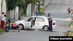 Vigilancia en los alrededores de la sede de las Damas de Blanco, en Lawton, La Habana. Foto: Angel Moya