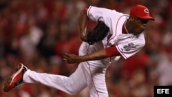 El taponero cubano de los Rojos de Cincinnati Aroldis Chapman lanza el domingo 10 de octubre de 2010 ante los Filis de Filadelfia en Cincinnati, Ohio.