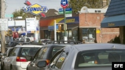 Vista de una fila de autos cerca de una gasolinera el 1 de noviembre de 2012, en City Island, Nueva York, a 3 días del paso de "Sandy".