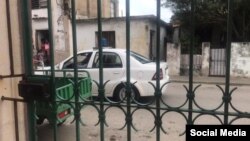 Una patrulla de la policía vigila la vivienda de un activista este #15N.