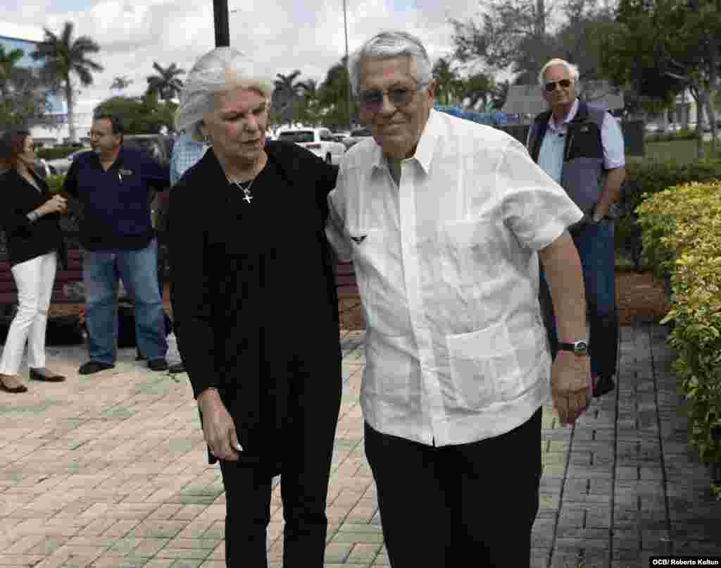 Silvia Iriondo y José Basulto durante la ceremonia de recordación.
