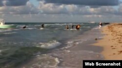 Inmigrantes ilegales son captados en el momento que llegaban a las playas de Miami.