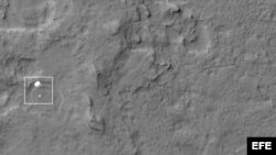 Fotografía facilitada por la NASA que muestra el descenso del vehículo explorador Curiosity en el planeta Marte el 6 de agosto de 2012.