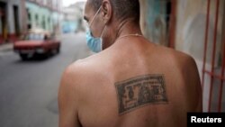 Un hombre lleva en su espalda el tatuaje de un dólar estadounidense, en una calle de La Habana. (REUTERS/Alexandre Meneghini)