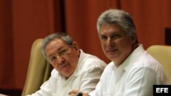 Raúl Castro (i), y el primer vicepresidente cubano, Miguel Díaz-Canel (d),