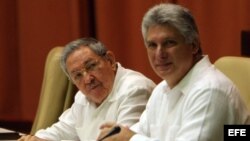 Raúl Castro (i), y el primer vicepresidente cubano, Miguel Díaz-Canel (d),