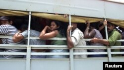 Foto Archivo. Cubanos viajan en un camión adaptado para el transporte de pasajeros.