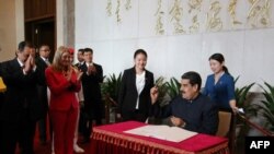 Maduro firma acuerdos de préstamos millonarios con China