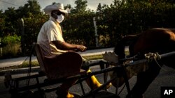 Un campesino usa nasobuco como protección contra el el COVID-19 en el barrio La Gallega, al este de La Habana. (AP/ Ramon Espinosa)