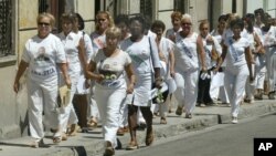 Foto Archivo. Una de las primeras marchas de las Damas de Blanco en 2005. AP Photo/Jorge Rey