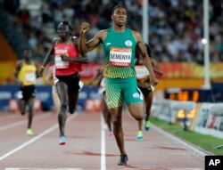La sudafricana Caster Semenya celebra después de ganar la final de los 800 metros durante los Juegos de la Commonwealth en 2018, Australia. AP Photo/Mark Schiefelbein.