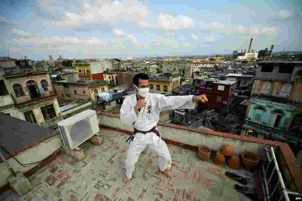 El cubano Alejandro López practica artes marciales el lunes en la azotea de su casa en La Habana (Foto: Yamil Lage/AFP).