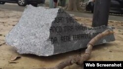 Parte de los daños causados al monumento de los presos políticos en la Pequeña Habana.