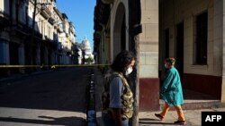 Una calle cerrada por coronavirus en La Habana. (YAMIL LAGE / AFP)
