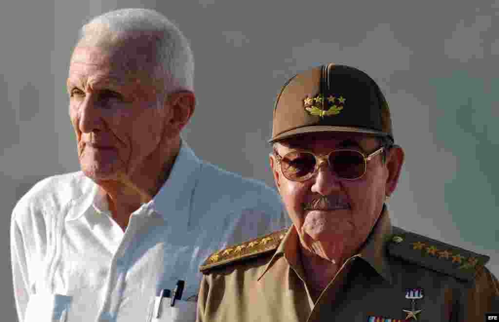 Raúl Castro (d) y José Ramón Fernández.