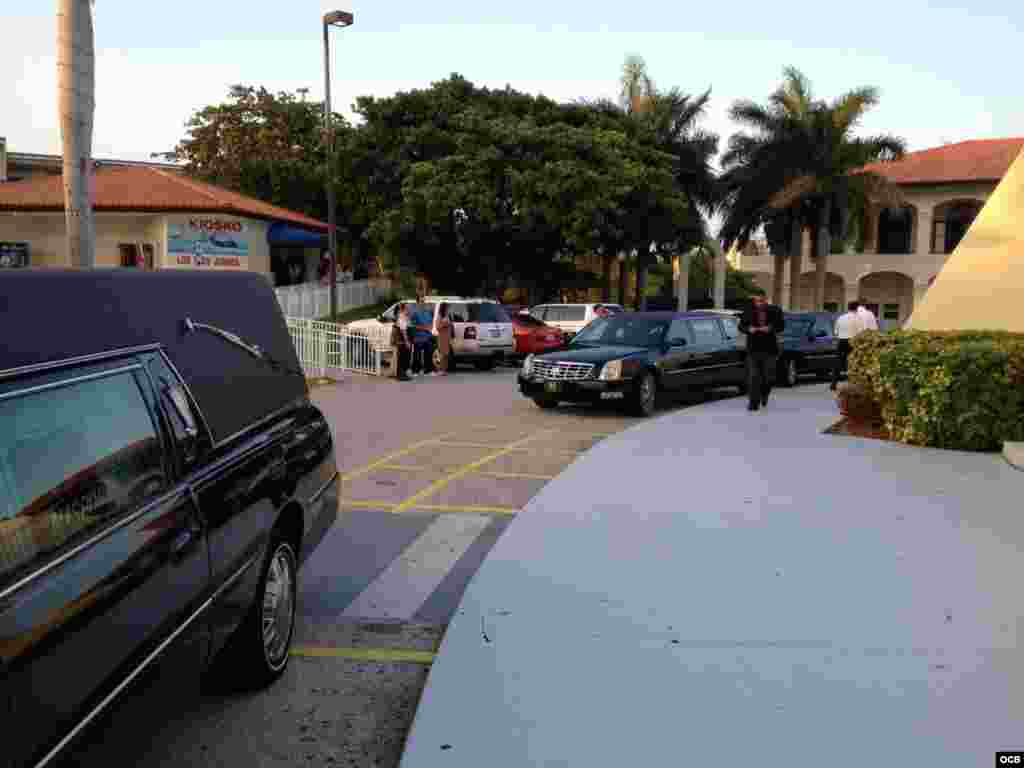 El carro fúnebre que transporta el cuerpo del Padre Román llega a la Ermita Foto/ Álvaro Alba