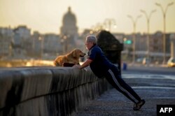 Un hombre hace ejercicios en el Malecón el día en que se anunció la designación de Díaz-Canel.