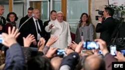 Papa Francisco en la Puerta Santa de un albergue y comedor de Cáritas en Roma este 18 de diciembre.