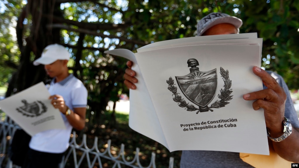 Cubanos leen el proyecto de ConstituciÃ³n (Efe)