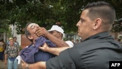 Foto Archivo. El periodista independiente Lázaro Yuri Valle detenido en plena vía pública. ADALBERTO ROQUE / AFP