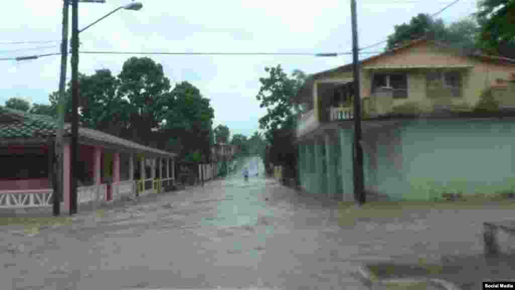 Aguas vertidas por el huracán Michael corren por las calles del poblado de La Palma en Pinar del Río