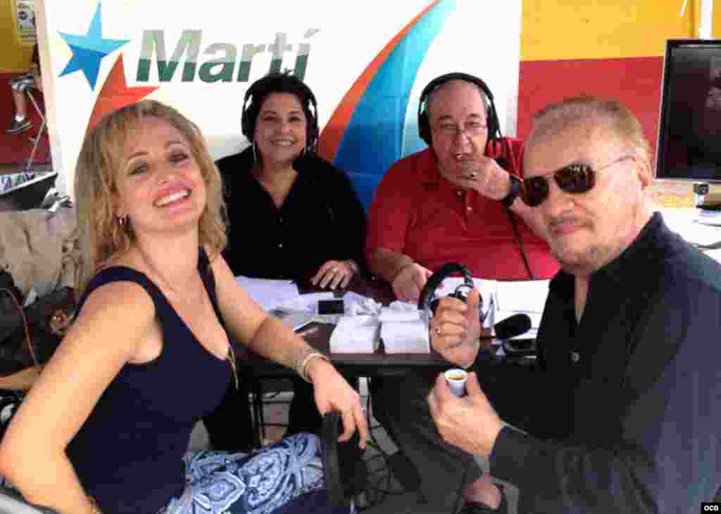 Un equipo de Radio Martí, de izq. a der. los periodistas Karen Caballero, Alfredo Jacomino, Ramón Morell de Oro posa junto a un invitado de lujo, el músico Carlos Oliva.