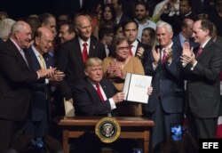 El presidente estadounidense, Donald J. Trump, firma el memorando presidencial sobre la política con Cuba tras finalizar su discurso en el teatro Manuel Artime de la Pequeña Habana, en Miami.