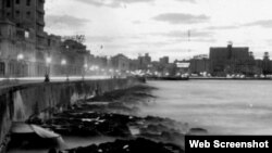 En el documental, Mitrani combina tomas de la Cuba de los 90 con otras de los 50 y 60.