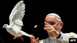 El Papa Francisco libera una paloma en la Basílica de San Nicolás de Bari, en Apulia, Italia.