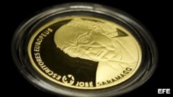 Detalle de una moneda en oro dedicada al fallecido escritor portugués José Saramago hoy, miércoles 22 de mayo de 2013.