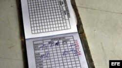 Vista de una libreta de racionamiento, símbolo de la escasez de alimentos y las dificultades económicas en Cuba