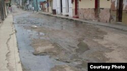 Aguas albañales en una avenida de Guanabacoa. (Archivo)