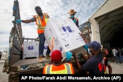 Cajas de la vacuna AstraZeneca COVID-19 fabricada por el Serum Institute of India y proporcionada a través de la iniciativa global COVAX llegan al aeropuerto de Mogadiscio, Somalia, el 15 de marzo de 2021. AP Photo/Farah Abdi Warsameh, Archivo.