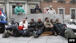 Una decena de expresos cubanos que participan en una acampada en Madrid para denunciar su situación de "total desamparo" en España han decidido secundar desde hoy una huelga de hambre para reclamar ayuda.