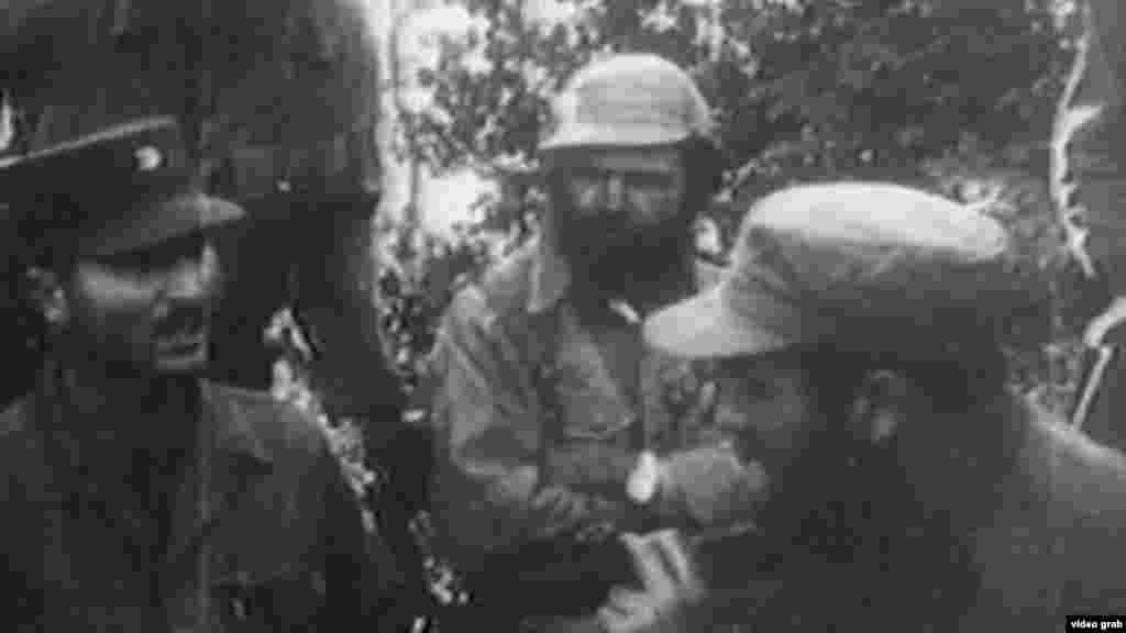 Huber Matos (al centro) junto a Fidel Castro (derecha). Hombre de principios éticos firmes, profundamente creyente, culto, valiente, cortés, austero, Huber Matos (Yara, 1918) ocupó puestos de la máxima responsabilidad al lado de Fidel Castro hasta que este se hizo con el poder, en enero de 1959, y comenzaron los choques ideológicos entre ambos.