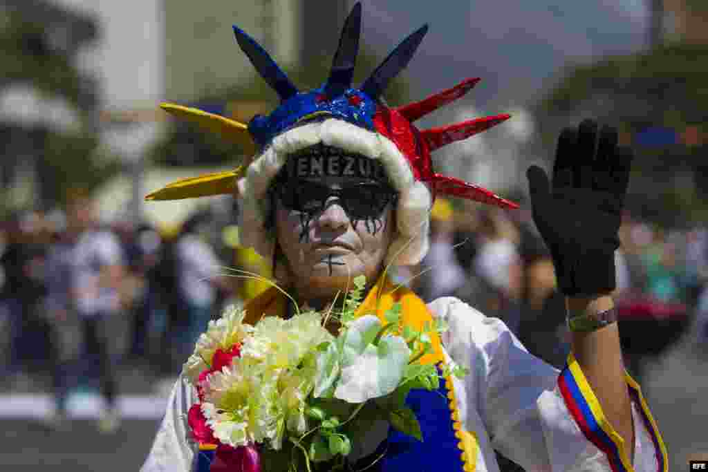 Una manifestante participa en una protesta hoy, viernes 14 de febrero de 2014, en el municipio de Chacao en la zona metropolitana de Caracas (Venezuela).