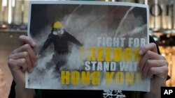 Un manifestante prodemocracia pide "libertad para Hong Kong" durante una protesta en un centro comercial, el 29 de abril pasado. (AP/Vincent Yu)