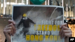 Un manifestante prodemocracia pide "libertad para Hong Kong" durante una protesta en un centro comercial, el 29 de abril de 202. (AP/Vincent Yu)