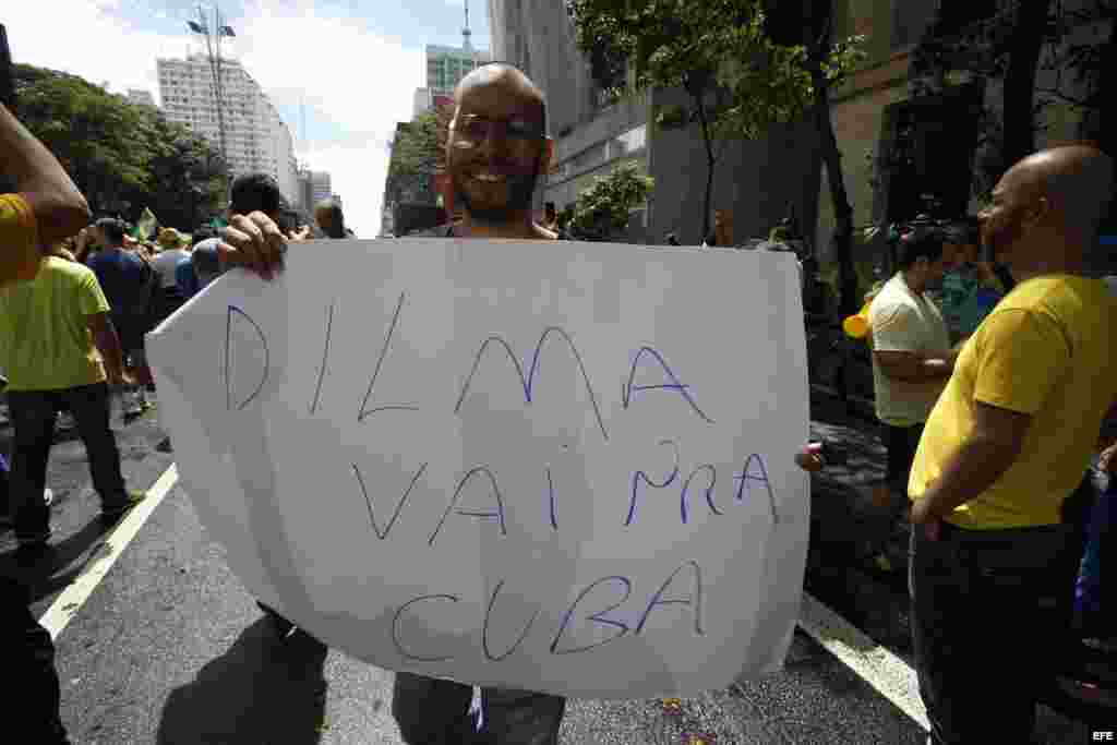 Cartel de un manifestante invitando a Dilma Rousseff a ir a Cuba.