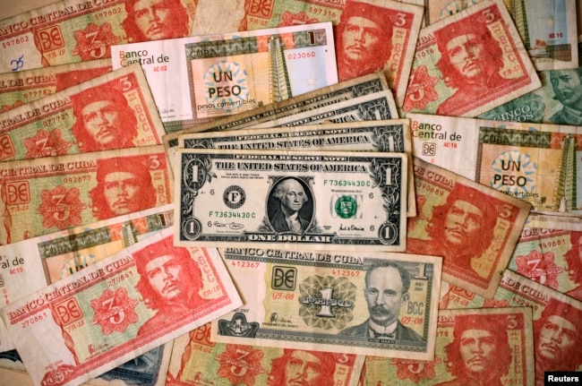 Billetes utilizados en Cuba en las últimas décadas. REUTERS/Desmond Boylan