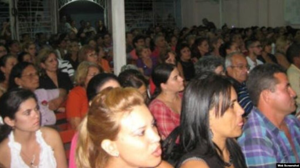 Feligreses celebran culto en la Primera Iglesia Bautista “Maranatha: Cristo Vive” en Holguín. (Foto: CSW)