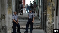 Dos policías cubanos hacen guardia en el barrio de Centro Habana, Cuba.
