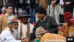 Evo Morales (C), participa con sacerdotes indígenas en las celebraciones por el solsticio de verano en el hemisferio/ 21 de diciembre 2012/Isla del Sol en el lago Titicaca (Bolivia)