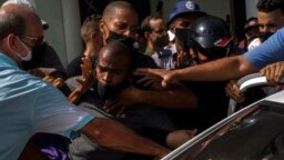 La policía detiene a un manifestante antigubernamental durante una protesta en La Habana, el domingo 11 de julio de 2021. (AP/Ramón Espinosa)