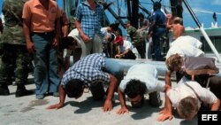 Foto de archivo de exiliados cubanos que llegan en barcos durante el éxodo del Mariel.