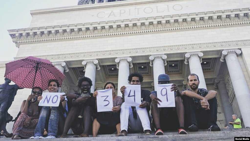 Artistas del Movimiento de San Isidro, en La Habana, protestan contra la imposiciÃ³n del Decreto 349. (FACEBOOK)