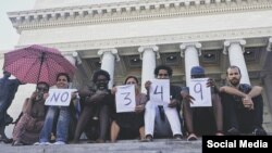 Artistas del Movimiento de San Isidro, en La Habana, protestan contra la imposición del decreto 349. (FACEBOOK).