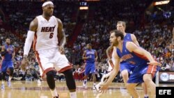 Miami Heat LeBron James (I) 23 de marzo en Detroit.