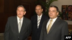Carlos Lage (centro), junto a Ra[ul Castro y el entonces canciller Felipe Pérez Roque, en una foto tomada 3 de abril de 2007. (AFP/Adalberto Roque)
