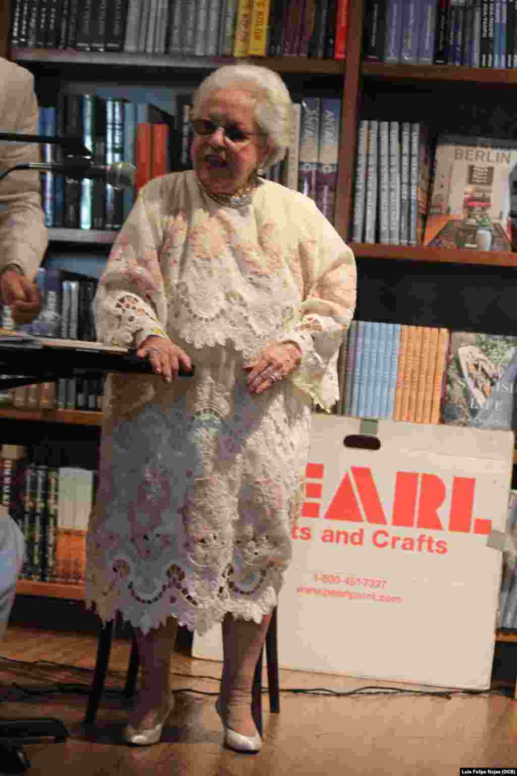 Carmina Benguría, declamadora y poeta cubana en la presentación de su libro en Coral Gables.